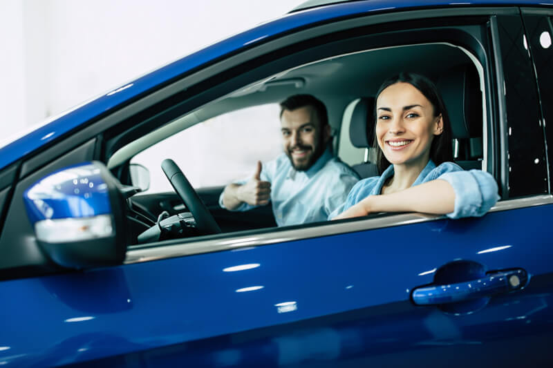 Coppia di ragazzi seduti in auto