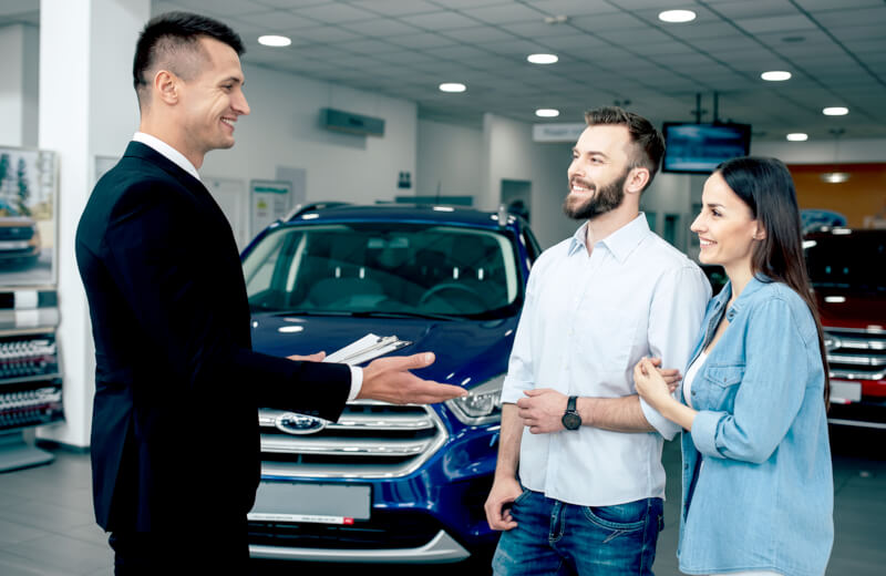 Venditore che parla con una coppia di clienti